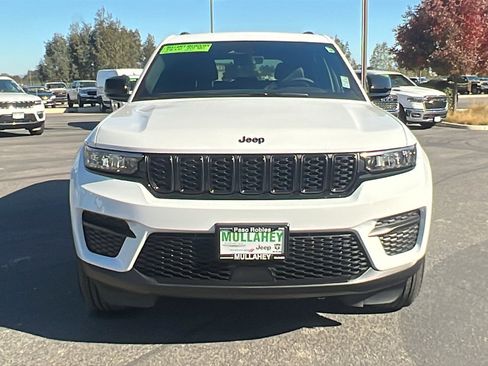 New 2025 Jeep Grand Cherokee Altitude image 8