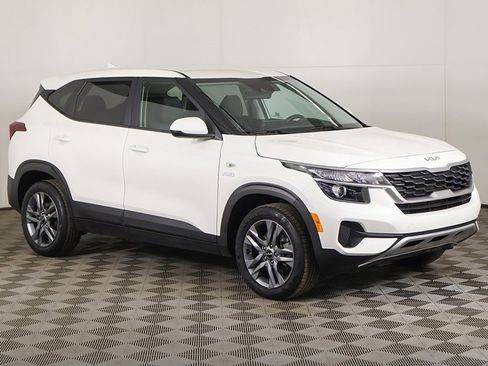 Used 2023 Kia Seltos LX image 2