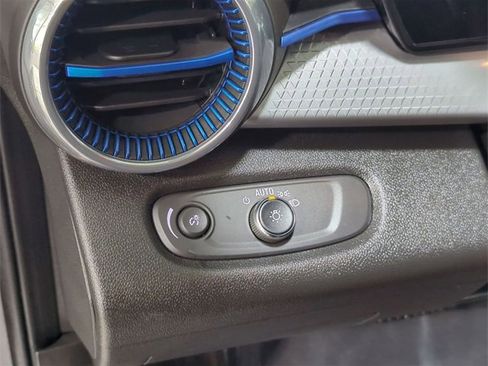 Certified 2025 Chevrolet Trax LT image 17