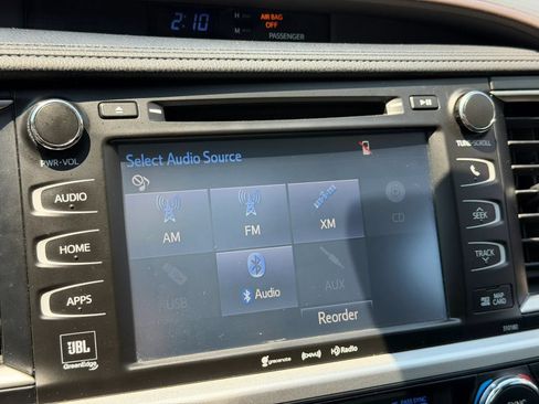 Used 2017 Toyota Highlander Limited AWD/4WD image 40
