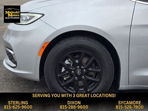 Used 2024 Chrysler Pacifica Touring-L image 15