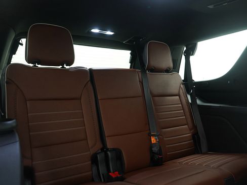 Used 2024 GMC Yukon Denali Ultimate AWD/4WD image 15