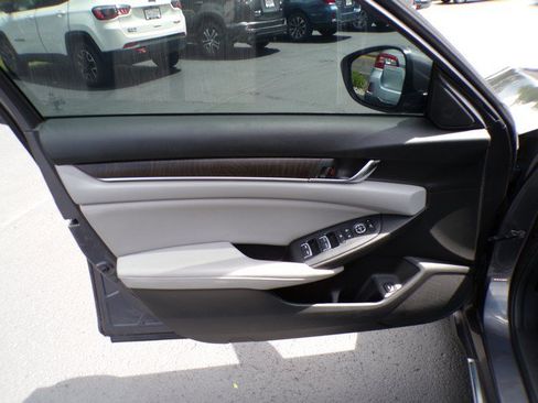 Used 2018 Honda Accord EX image 18