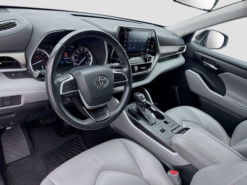 Used 2022 Toyota Highlander XLE FWD image 7