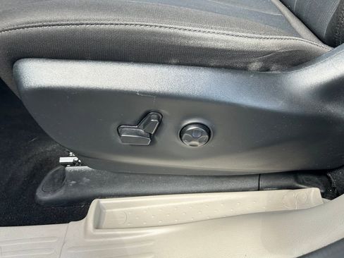 Used 2023 Chrysler Voyager LX FWD image 21