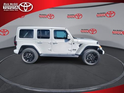 Used 2022 Jeep Wrangler Unlimited Sahara AWD/4WD image 9