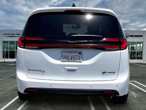 Used 2023 Chrysler Pacifica Limited w/ Uconnect Theater Family Group FWD image 3