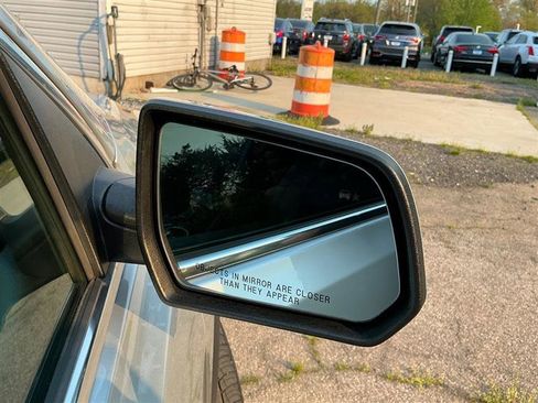Used 2017 GMC Acadia SLT AWD/4WD image 16