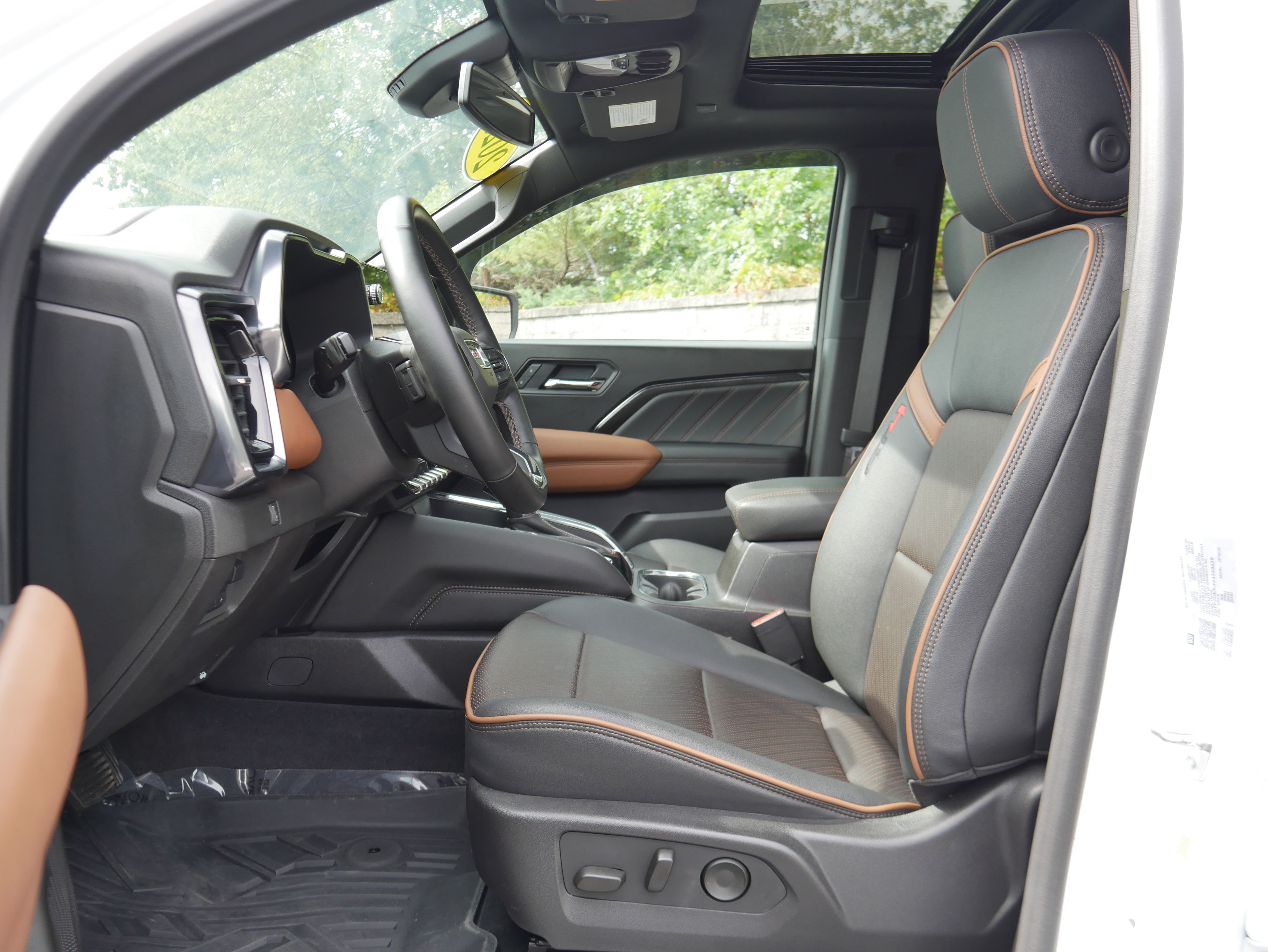 Certified 2025 GMC Canyon AT4 w/ Nightfall Edition AWD/4WD image 14