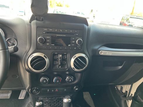Used 2017 Jeep Wrangler Unlimited Rubicon w/ Connectivity Group AWD/4WD image 9
