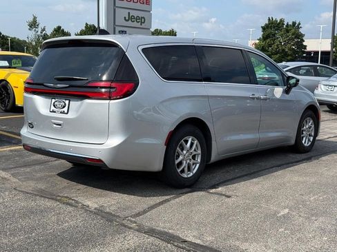 Certified 2024 Chrysler Pacifica Touring-L FWD image 3