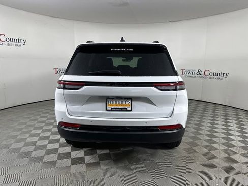 New 2025 Jeep Grand Cherokee Altitude image 8