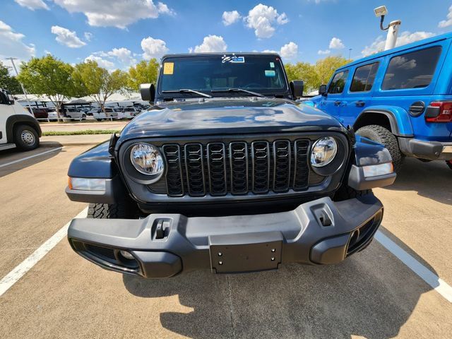 Used 2025 Jeep Gladiator Sport AWD/4WD image 2