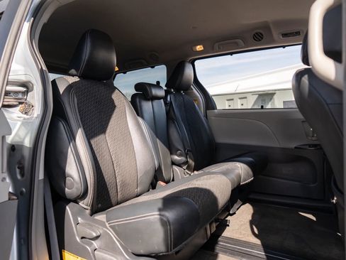 Used 2014 Toyota Sienna SE FWD image 17