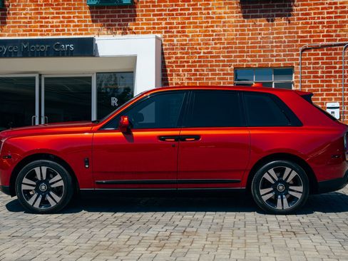 Used 2023 Rolls-Royce Cullinan AWD/4WD image 3