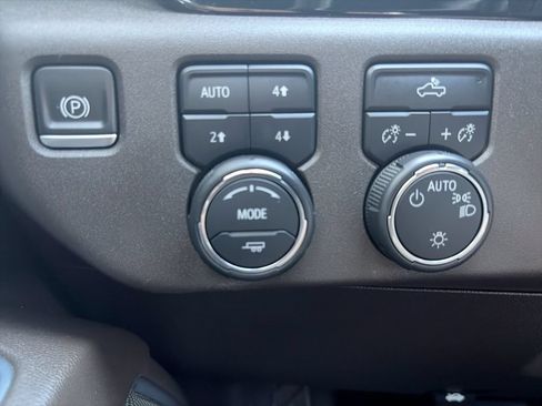 Used 2022 Chevrolet Silverado 1500 LT w/ Z71 Off-Road Package AWD/4WD image 18