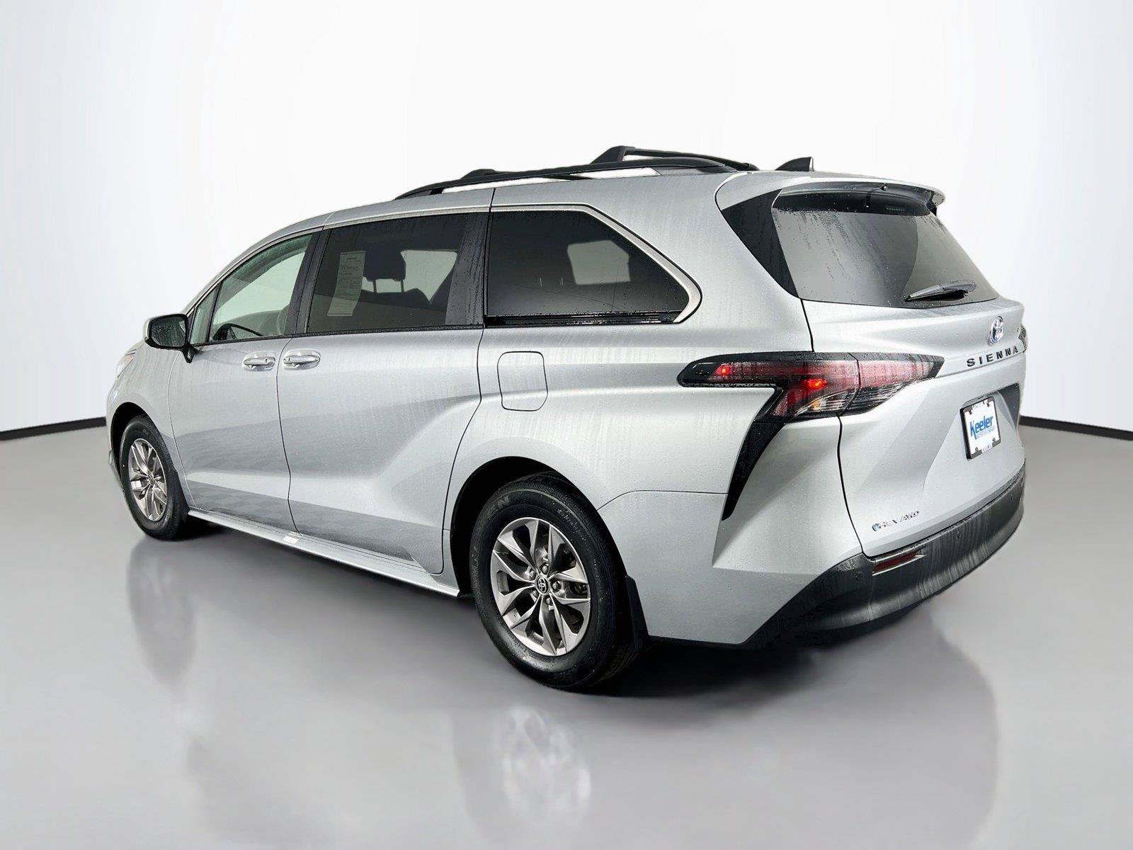 Used 2025 Toyota Sienna XLE w/ XLE Plus Package AWD/4WD image 4