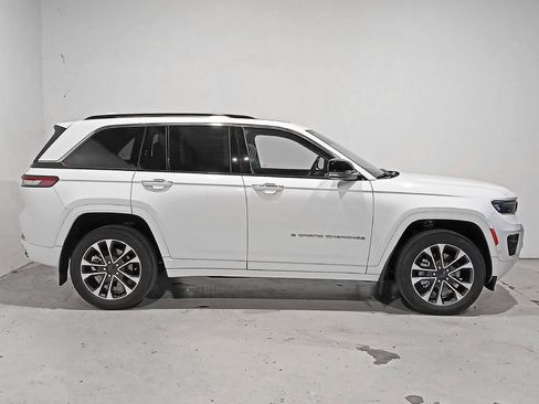 Used 2022 Jeep Grand Cherokee Overland w/ Luxury Tech Group IV AWD/4WD image 7