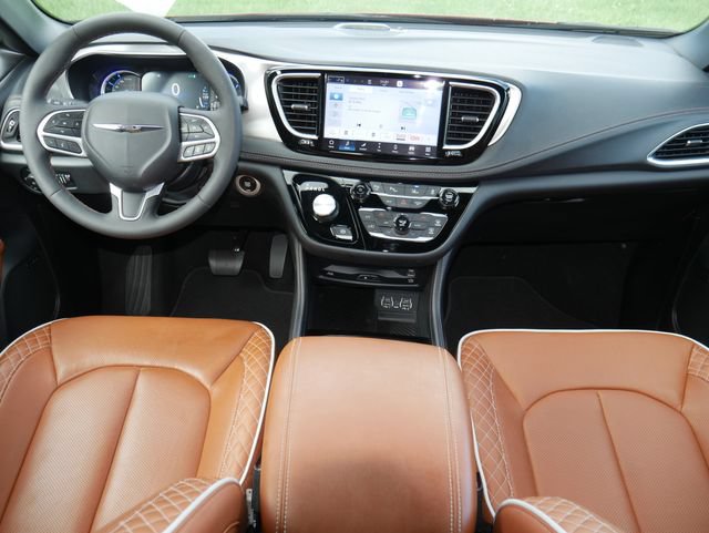 Used 2025 Chrysler Pacifica Pinnacle FWD image 8