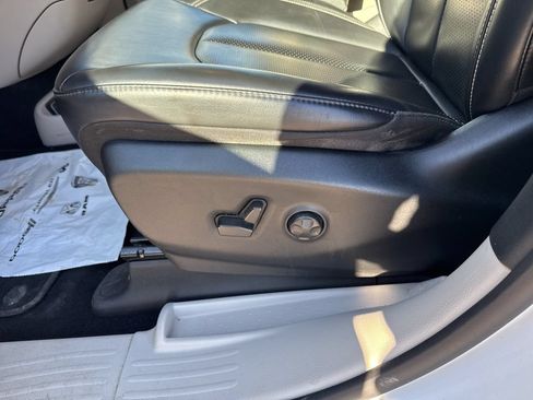Used 2023 Chrysler Pacifica Touring-L FWD image 16
