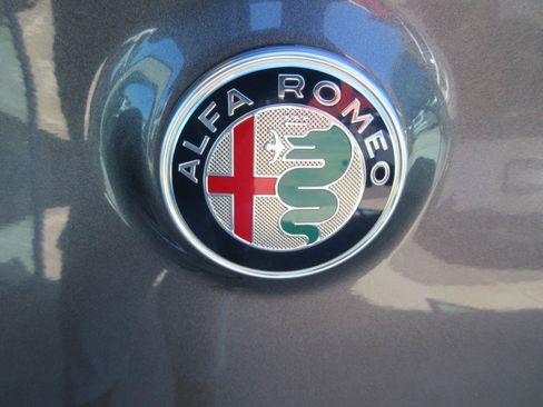 Used 2019 Alfa Romeo Stelvio Ti AWD/4WD image 2