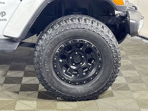 Used 2018 Jeep Wrangler Unlimited Sahara w/ Uconnect 4C Nav & Sound Group image 23