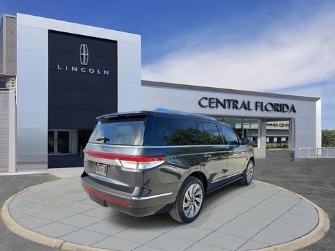 Used 2024 Lincoln Navigator Reserve image 3