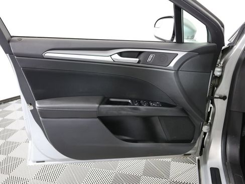 Used 2015 Ford Fusion SE FWD image 12