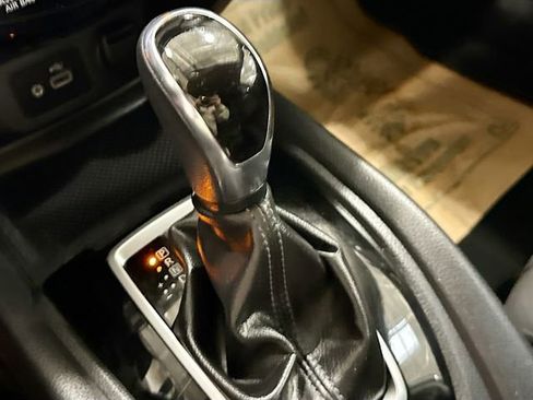 Used 2018 Nissan Rogue SV w/ Premium Package image 18