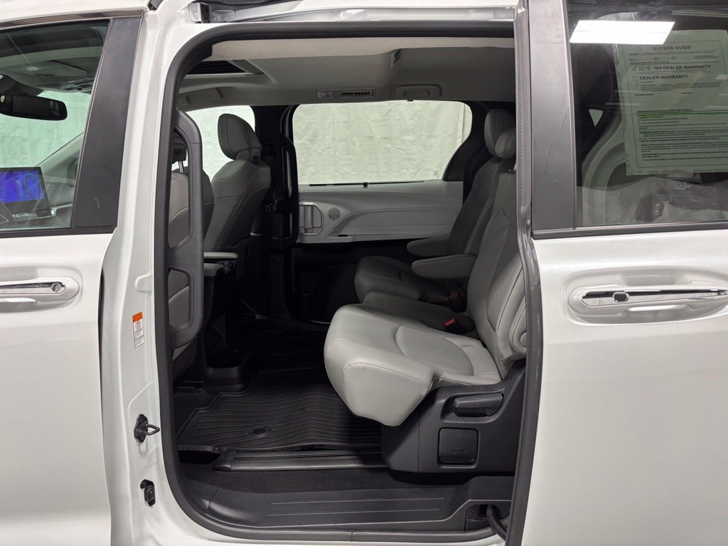 Used 2026 Toyota Sienna XLE FWD image 45