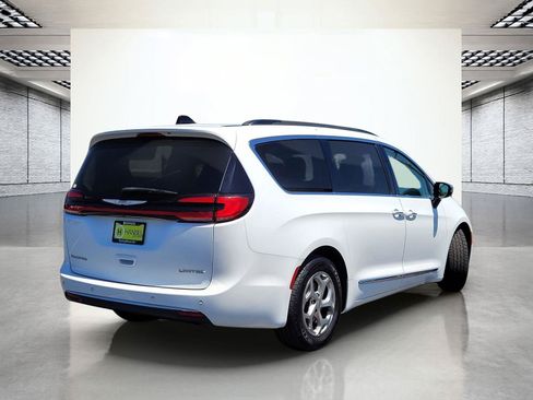 Used 2023 Chrysler Pacifica Limited FWD image 7