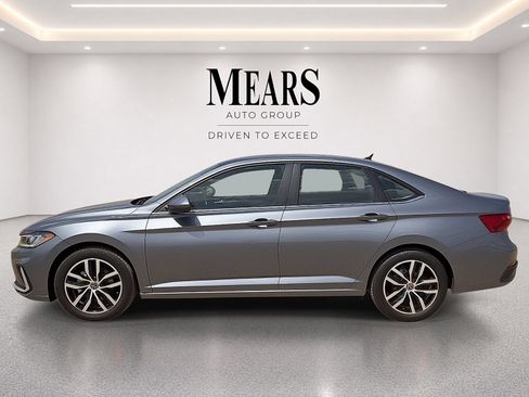 Used 2025 Volkswagen Jetta SE FWD image 2