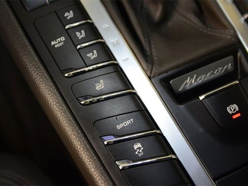 Used 2018 Porsche Macan image 24