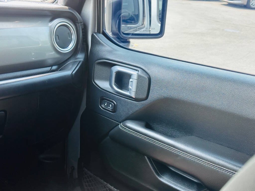 Used 2018 Jeep Wrangler Unlimited Sahara AWD/4WD image 16