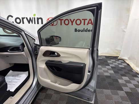 Used 2019 Chrysler Pacifica Touring-L image 10