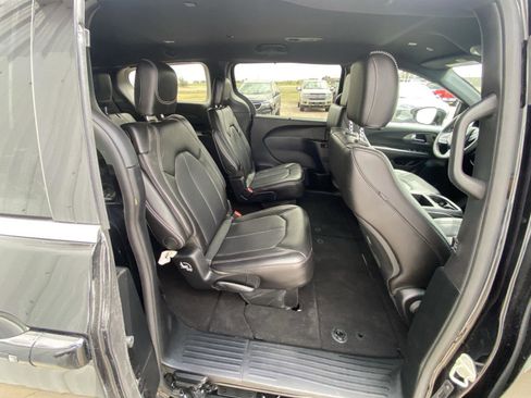 Used 2025 Chrysler Pacifica Select FWD image 21