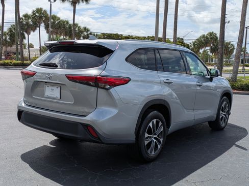 Used 2022 Toyota Highlander XLE FWD image 6