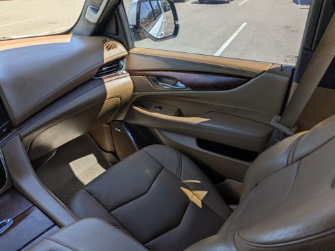 Used 2017 Cadillac Escalade Platinum image 20