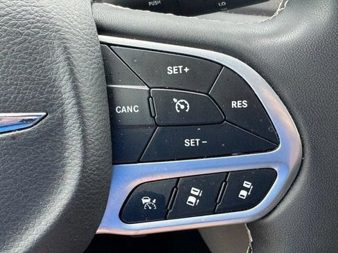 Used 2023 Chrysler Pacifica Touring-L FWD image 21