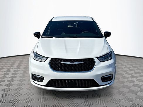 Used 2026 Chrysler Pacifica Select image 2