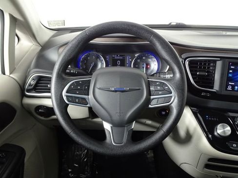 Used 2021 Chrysler Voyager L FWD image 21