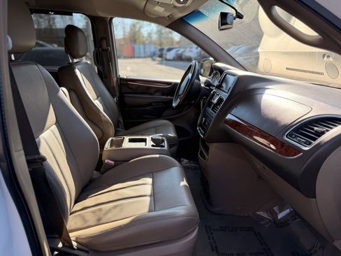 Used 2015 Chrysler Town & Country Touring image 9