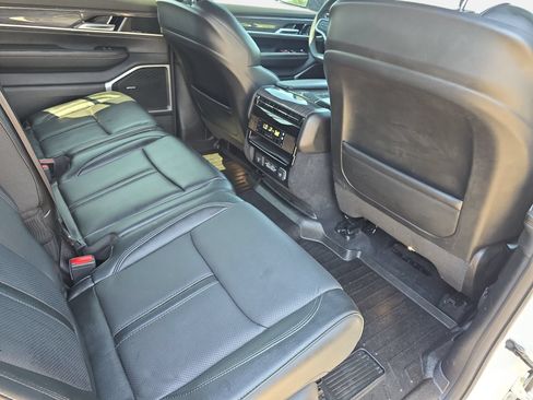 Used 2022 Jeep Wagoneer Series III AWD/4WD image 11