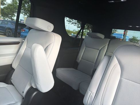 Used 2025 Chevrolet Suburban Premier AWD/4WD image 9