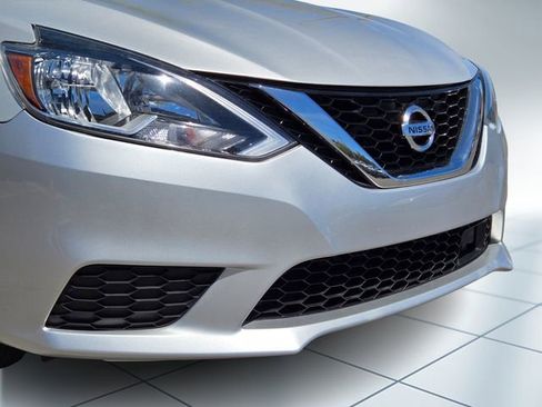 Used 2019 Nissan Sentra SV image 2