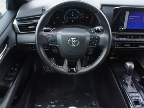 Used 2025 Toyota Camry SE FWD image 5