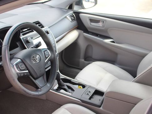 Used 2017 Toyota Camry XLE w/ Moonroof Package FWD image 23