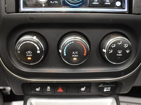 Used 2014 Jeep Compass Latitude w/ Sun/Sound Group AWD/4WD image 29