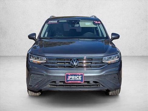 Used 2024 Volkswagen Tiguan SE image 2