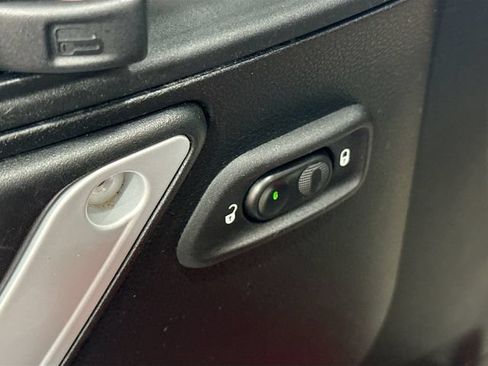 Used 2017 Jeep Wrangler Unlimited Rubicon w/ Connectivity Group AWD/4WD image 18